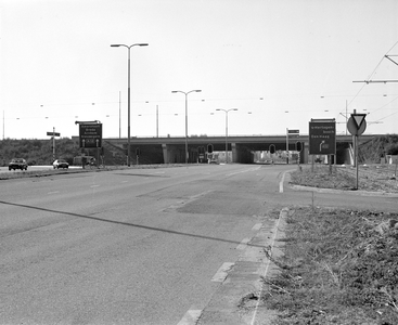 884392 Gezicht op het viaduct in de A12 over de Europalaan te Utrecht. Met rechts en links ANWB-wegwijzers en helemaal ...